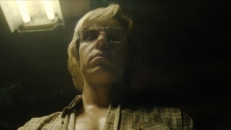 Evan Peters como Jeffrey Dahmer em Dahmer: Um Canibal Americano (Reprodução / Netflix)