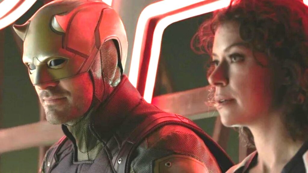 Astro da Marvel dispensa dublê e surpreende diretora em cena de ação Charlie Cox como Demolidor e Tatiana Maslany como Jennifer Walters em Mulher-Hulk: Defensora de Heróis (Reprodução / Disney+)