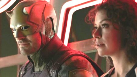 Charlie Cox como Demolidor e Tatiana Maslany como Jennifer Walters em Mulher-Hulk: Defensora de Heróis (Reprodução / Disney+)