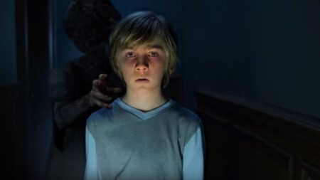 Conheça Eli, o filme de terror tão assustador que causou paranoia e alucinações Charlie Shotwell é o personagem-título em Eli (Reprodução/Netflix)