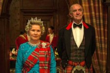 Imelda Staunton como Rainha Elizabeth II e Jonathan Pryce como Príncipe Philip em The Crown (Reprodução / Netflix)