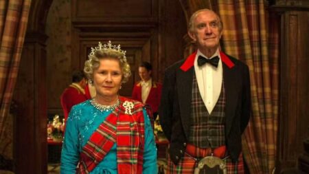 The Crown | Entenda a linha do tempo da série Imelda Staunton como Rainha Elizabeth II e Jonathan Pryce como Príncipe Philip em The Crown (Reprodução / Netflix)