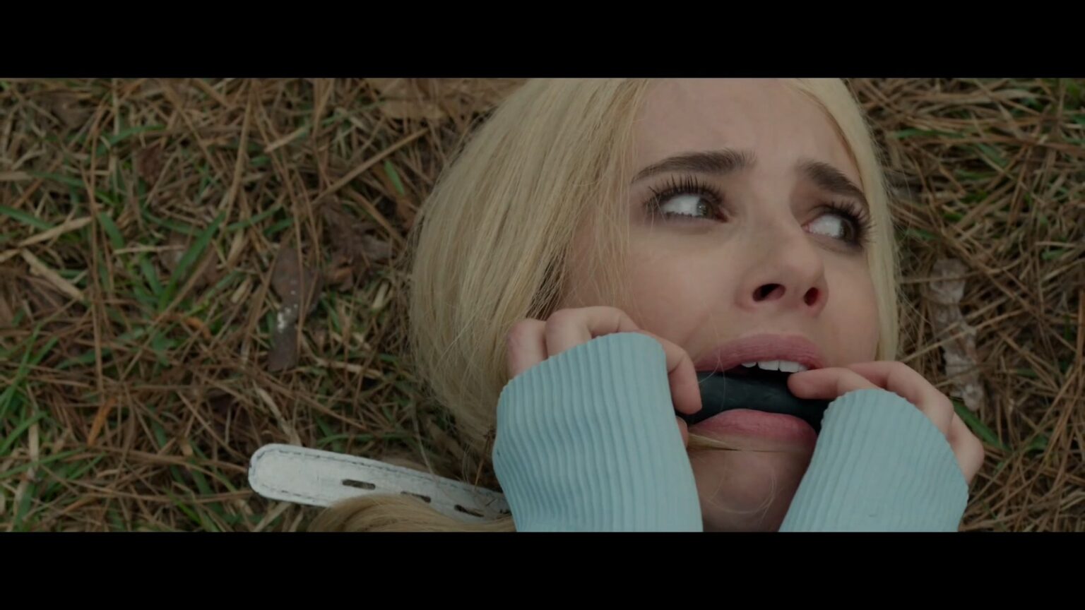 Emma Roberts como Yoga Pants em A Caçada (Reprodução)