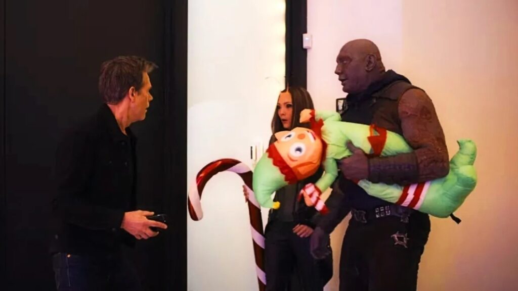 Kevin Bacon, Drax (Dave Bautista) e Mantis (Pom Klementieff) em The Guardians of the Galaxy Holiday Special (Reprodução)