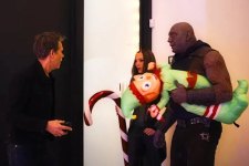 Kevin Bacon, Drax (Dave Bautista) e Mantis (Pom Klementieff) em The Guardians of the Galaxy Holiday Special (Reprodução)
