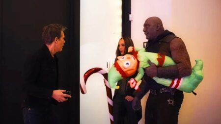 Kevin Bacon, Drax (Dave Bautista) e Mantis (Pom Klementieff) em The Guardians of the Galaxy Holiday Special (Reprodução)