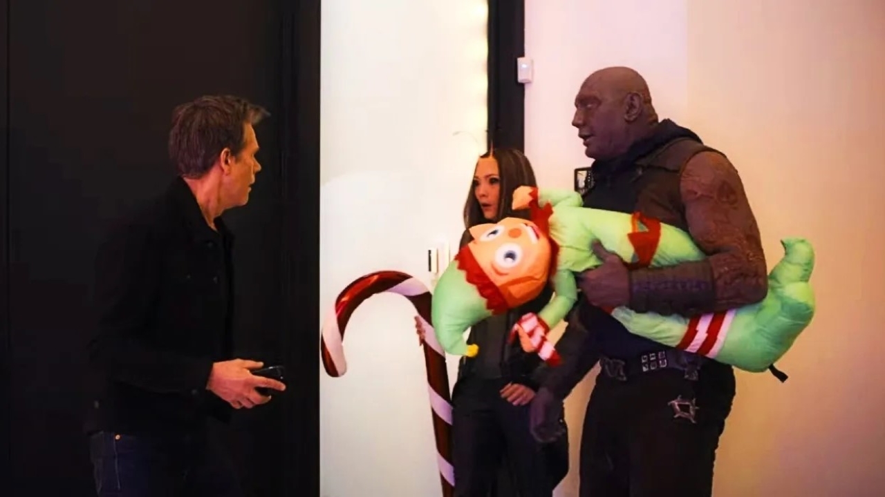 Kevin Bacon, Drax (Dave Bautista) e Mantis (Pom Klementieff) em The Guardians of the Galaxy Holiday Special (Reprodução)