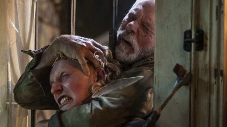 Por que O Homem nas Trevas 2 foca no vilão e não na sobrevivente? Stephen Lang como O Homem Cego e Adam Young como Jim-Bob em O Homem nas Trevas 2 (Reprodução)
