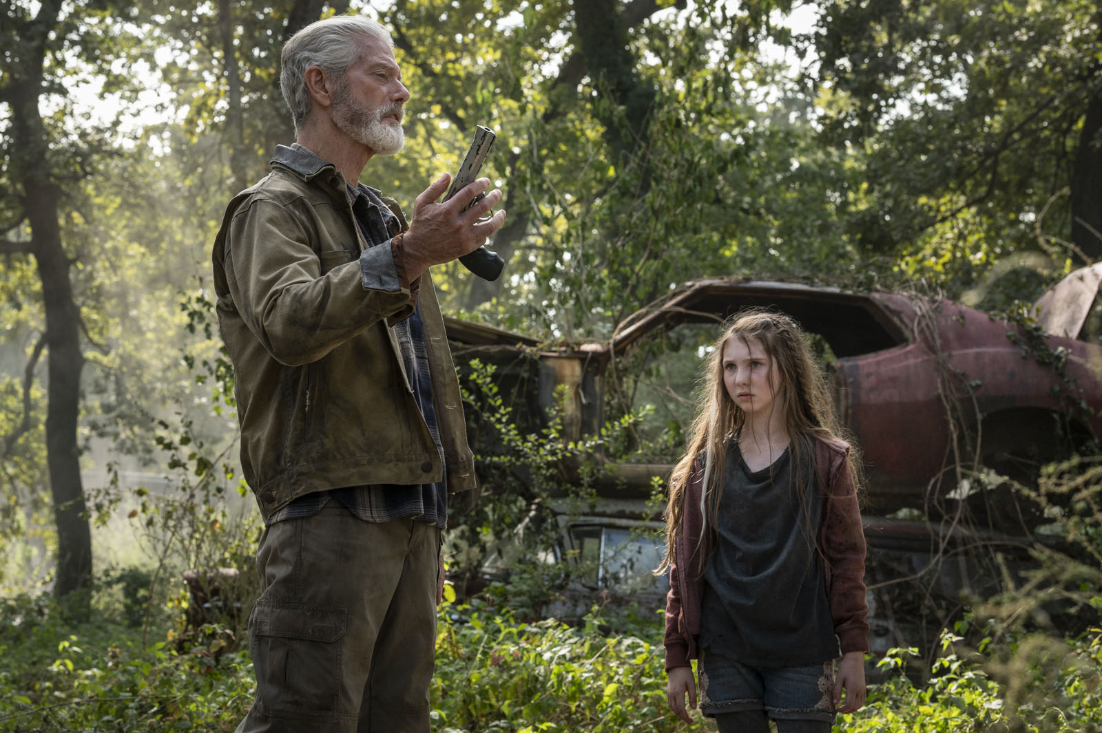 Stephen Lang como O Homem Cego e Madelyn Grace como Phoenix em O Homem nas Trevas 2 (Reprodução)
