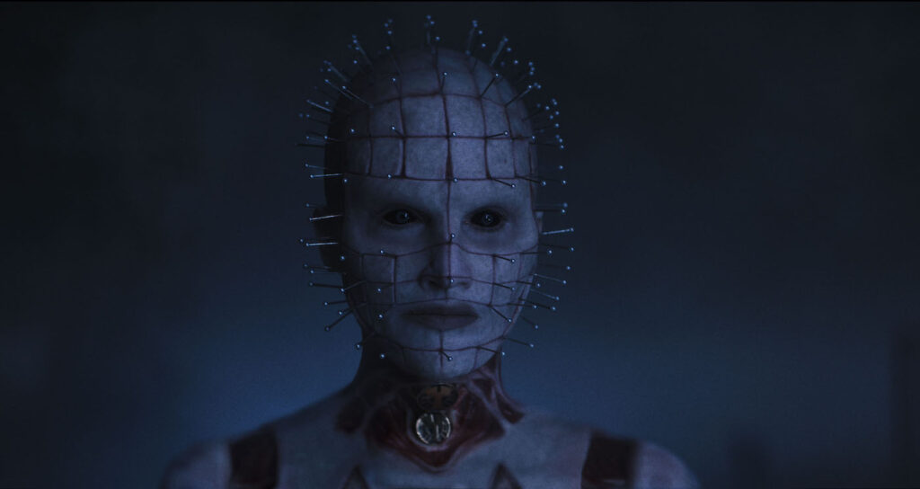Hellraiser | Diretor e protagonista discutem a criação do novo Pinhead Jamie Clayton como Pinhead em Hellraiser (Reprodução)