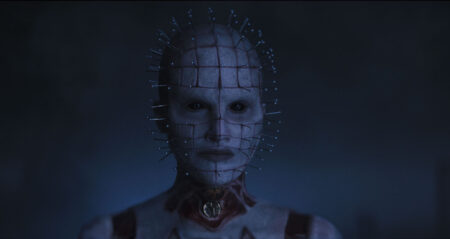 Hellraiser | Diretor e protagonista discutem a criação do novo Pinhead Jamie Clayton como Pinhead em Hellraiser (Reprodução)