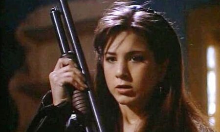 Antes de Friends, Jennifer Aniston foi protagonista de terror trash dos anos 1990 Jennifer Aniston como Tory em O Duende (Reprodução)
