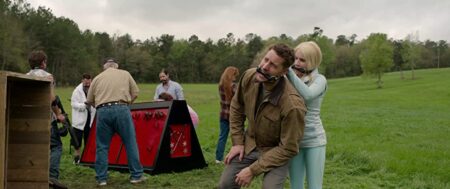 Diretor de A Caçada toma uns drinks e revela segredos sobre o filme Justin Hartley como Trucker e Emma Roberts como Yoga Pants em A Caçada (Reprodução)