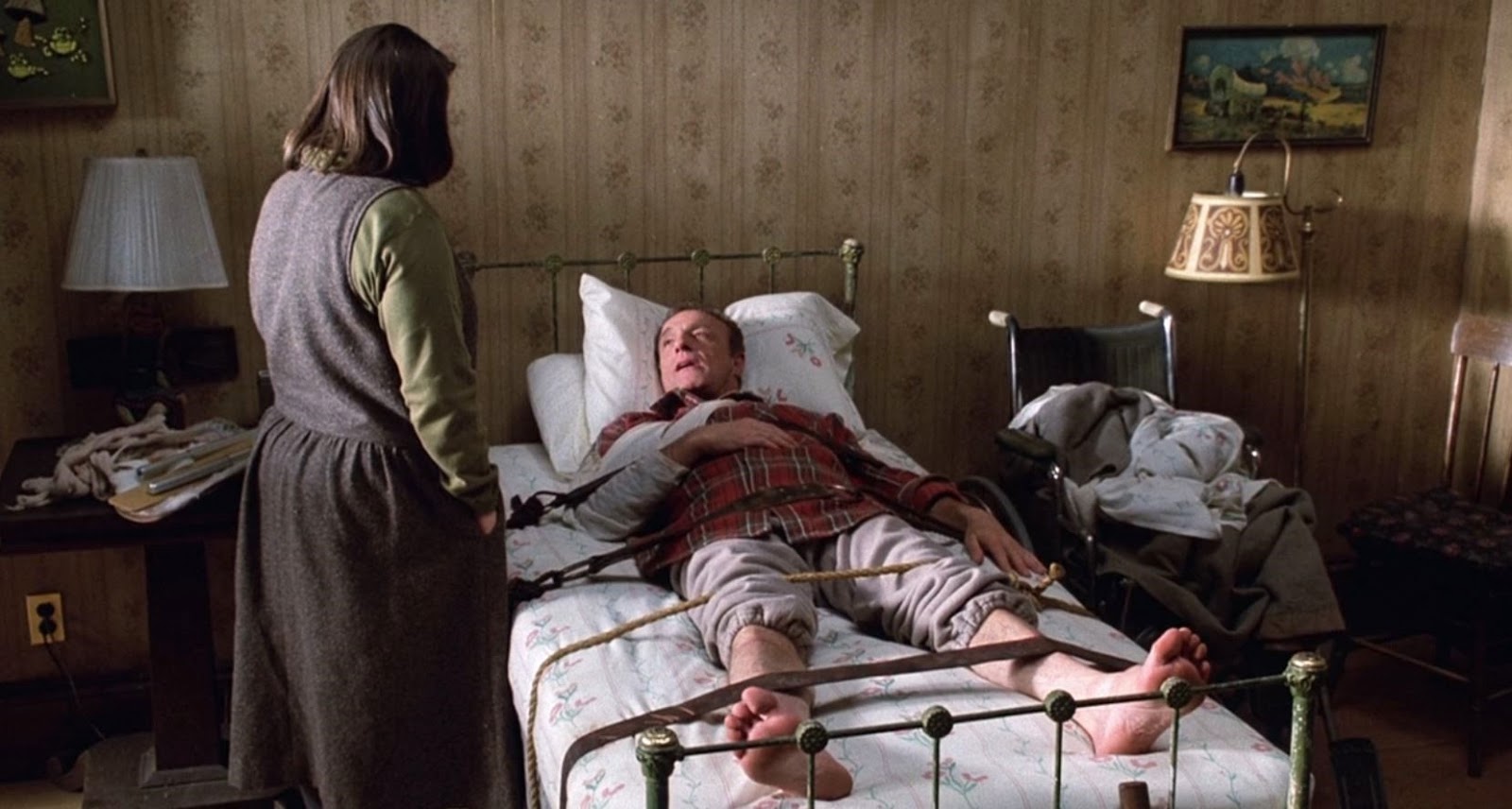 Como a cena do pé quebrado de Louca Obsessão foi filmada? 2 Kathy Bates é Annie e James Caan é Paul em Misery: Louca Obsessão (Reprodução)