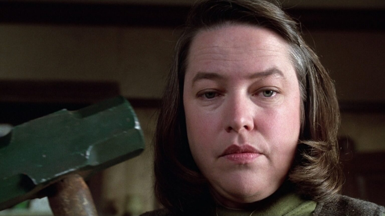 Como a cena do pé quebrado de Louca Obsessão foi filmada? Kathy Bates é Annie em Misery: Louca Obsessão (Reprodução)