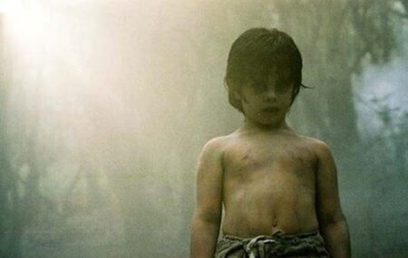 KM 31 | Conheça a lenda das aparições em estrada mexicana O espírito do menino no filme Km 31 (Reprodução)