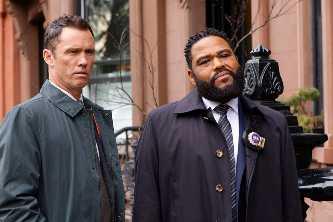 Reestreia! Depois de 12 anos, Law & Order ganha novo episódio na televisão brasileira 2 Jeffrey Donovan (Detective Frank Cosgrove) e Anthony Anderson (Detetive Kevin Bernard) em Law & Order