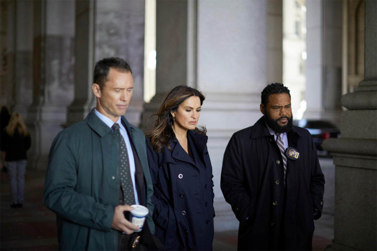 Jeffrey Donovan como Detective Frank Cosgrove, Olivia Benson como Mariska Hargitay e Anthony Anderson como Detetive Kevin Bernard em Law & Order