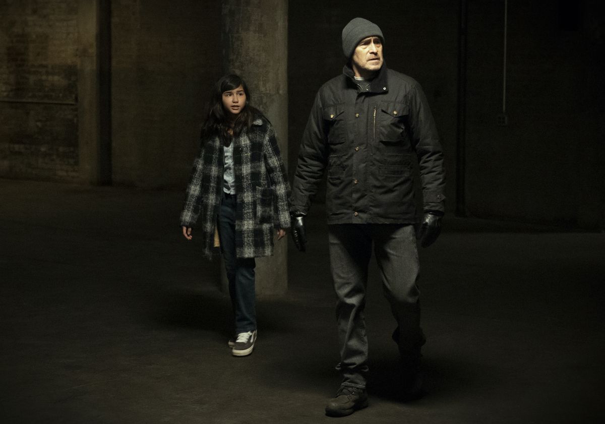 4 Séries de terror que estreiam a partir desta semana 2 Madison Taylor Baez como Eleanor e Damián Bichir como Mark em Let The Right One In (Reprodução)