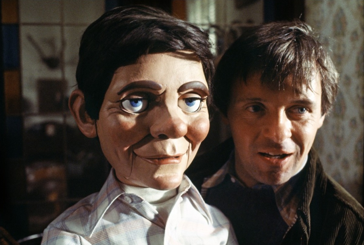 Sam Raimi vai produzir remake de clássico com boneco sinistro 1 Anthony Hoppkins como Corky em Magia Negra (Reprodução)