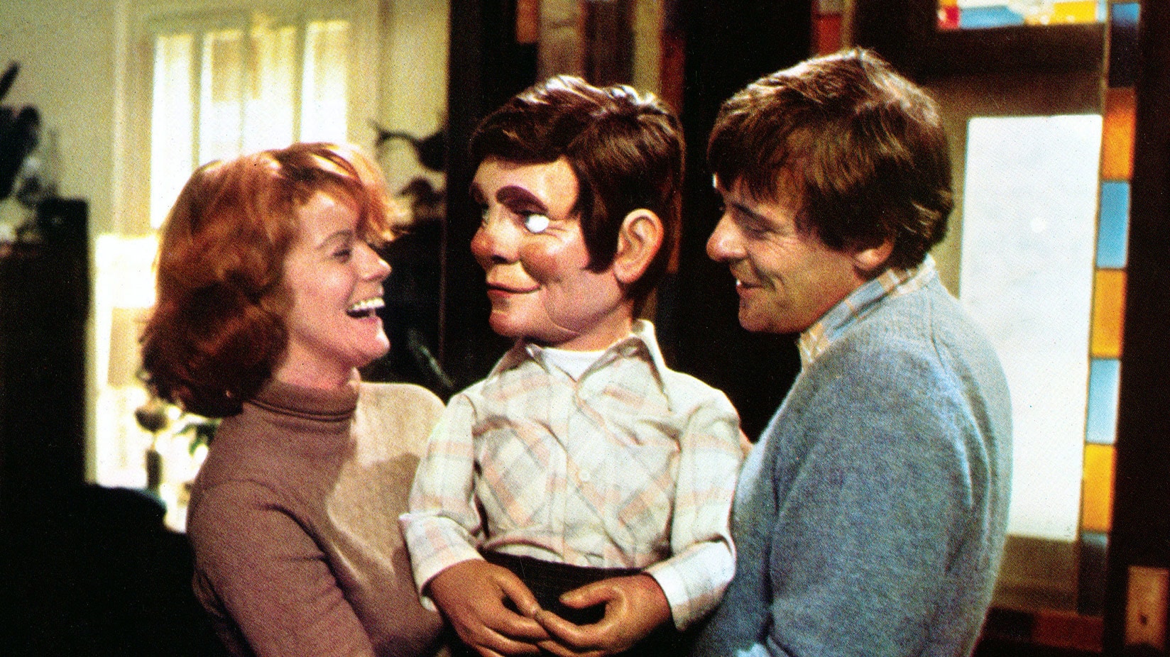 Sam Raimi vai produzir remake de clássico com boneco sinistro 2 Ann-Margret como Peggy e Anthony Hoppkins como Corky em Magia Negra (Reprodução)