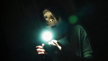 Terror da Netflix faz pessoas sentirem presenças sinistras em casa Hsuan-yen Tsai como Li Ronan em Marcas da Maldição (Reprodução)