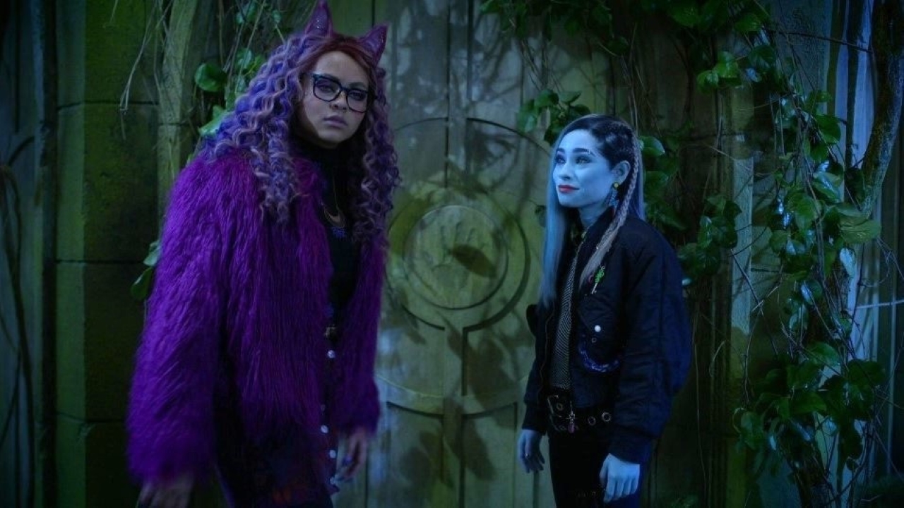 Ceci Balagot como Frankie Stein e Miia Harris como Clawdeen Wolf em Monster High - O Filme (Reprodução / Nickelodeon)