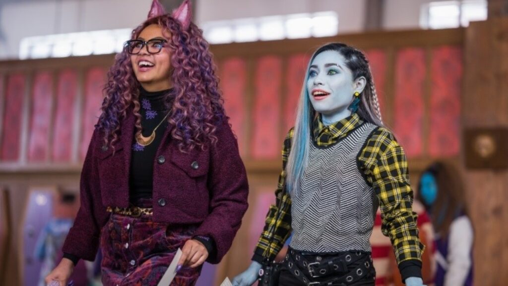 Monster High: O Filme vai ganhar sequência em 2023 Ceci Balagot como Frankie Stein e Miia Harris como Clawdeen Wolf em Monster High: O Filme (Reprodução / Nickelodeon)