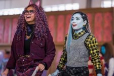 Ceci Balagot como Frankie Stein e Miia Harris como Clawdeen Wolf em Monster High: O Filme (Reprodução / Nickelodeon)