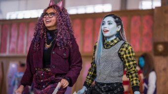 Ceci Balagot como Frankie Stein e Miia Harris como Clawdeen Wolf em Monster High: O Filme (Reprodução / Nickelodeon)