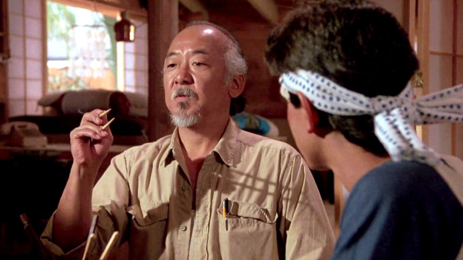 Pat Morita como Miyagi e Ralph Macchio como Daniel Larusso em Karatê 