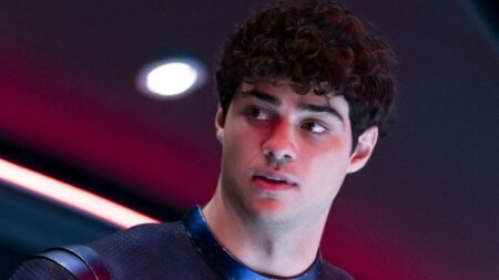 Comparado a Deadpool, Noah Centineo explica inspiração do traje do Esmaga-Átomo Noah Centineo como Esmaga-Átomo em Adão Negro (Reprodução / D
