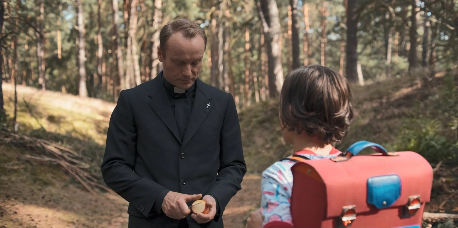 Por que vilões sempre aparecem comendo maçãs em filmes? Mark Waschke como Noah em Dark (Reprodução)