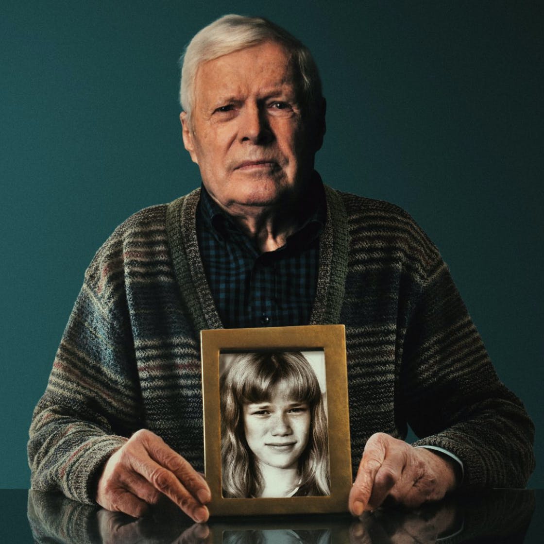 Pai sequestra assassino da filha em novo documentário de crime real e público ama 2 André Bamberski com uma foto de sua filha, Kalinka Bamberski (Reprodução)