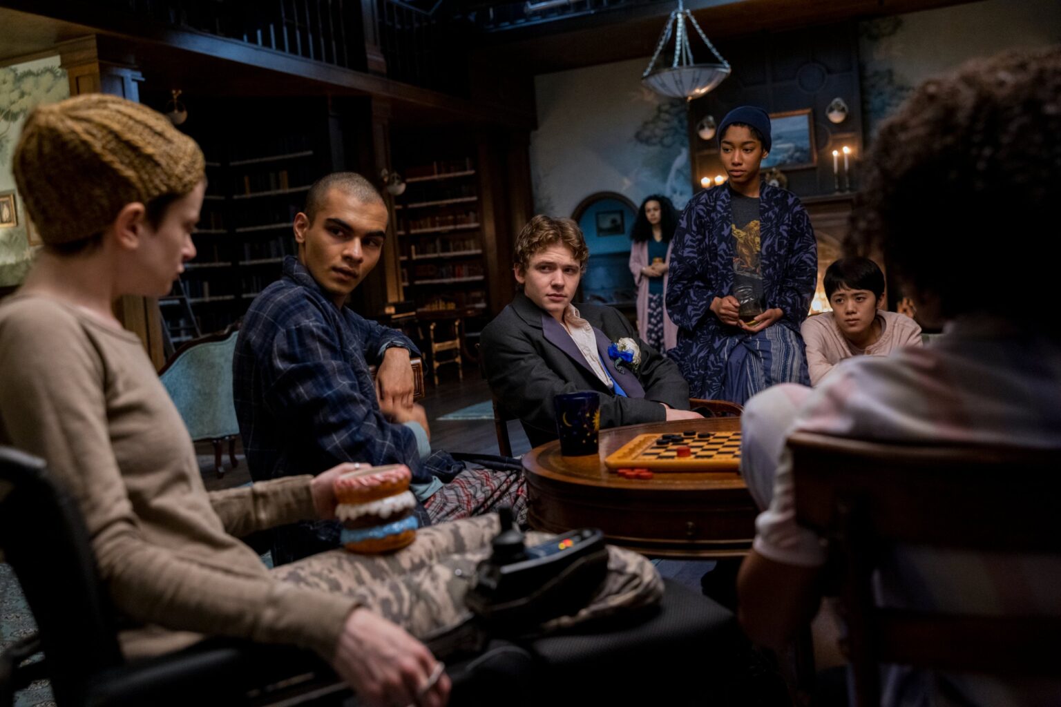 Episódio de Anya em O Clube da Meia-Noite seria bem diferente Ruth Codd como Anya, Sauriyan Sapkota como Amesh, Igby Rigney como Kevin, Annarah Cymone como Sandra, Iman Benson como Ilonka, Aya Furukawa como Natsuki e Adia como Cheri em O Clube da Meia-Noite (Divulgação/Netflix)