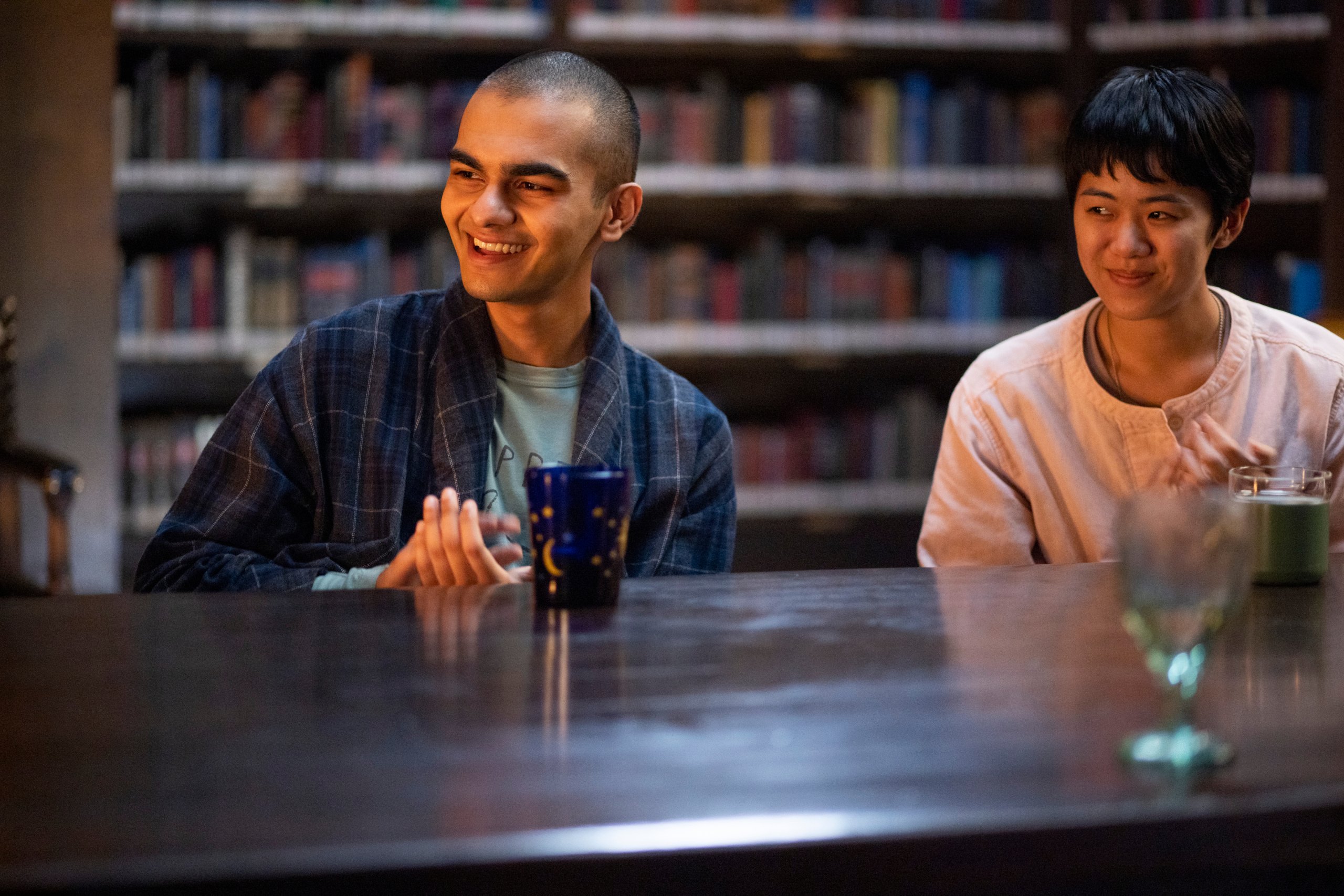 Sauriyan Sapkota como Amesh e Aya Furukawa como Natsuki em O Clube da Meia-Noite (Divulgação/Netflix)
