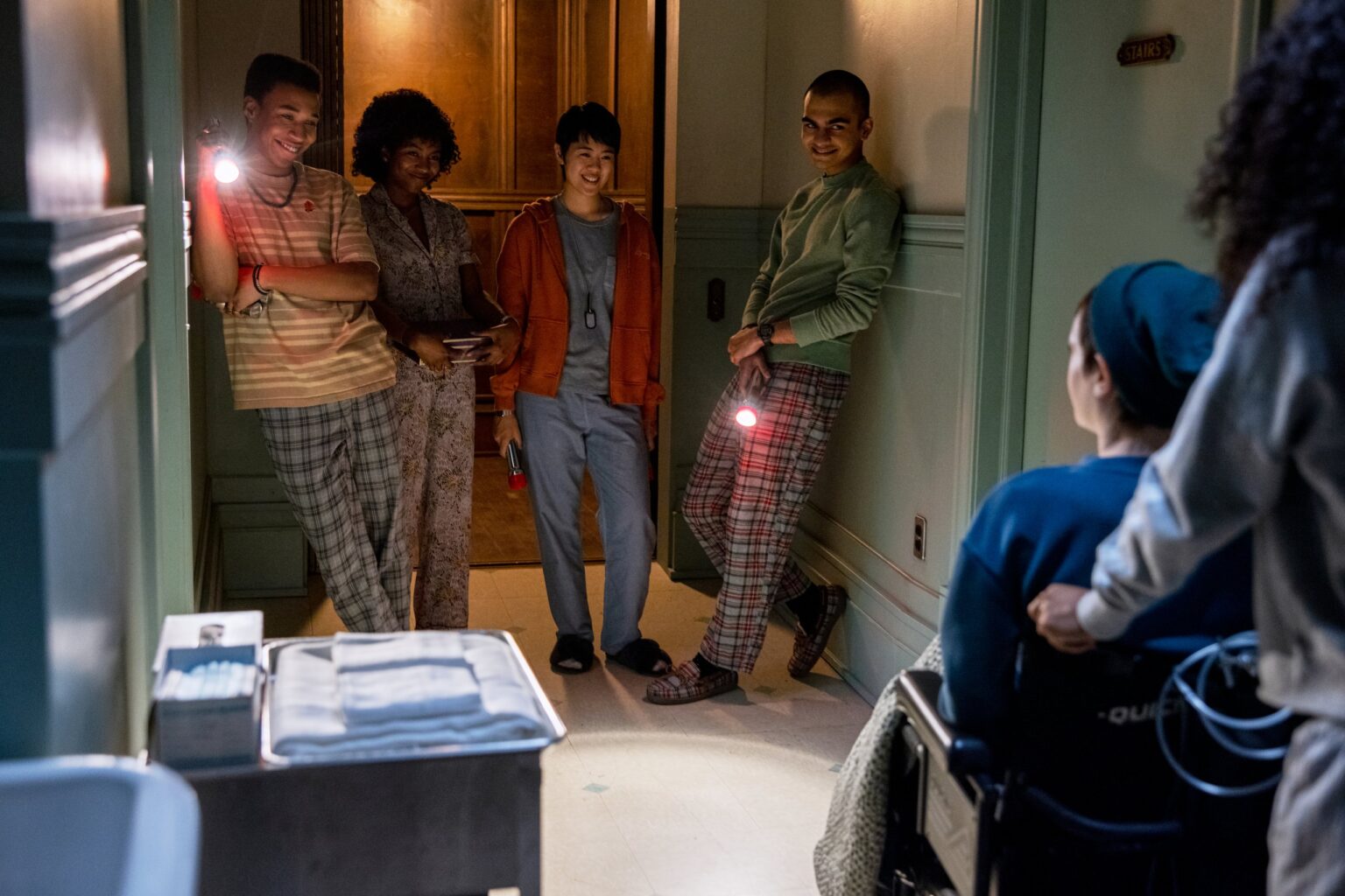 William Chris Sumpter como Spencer, Adia como Cheri, Aya Furukawa como Natsuki, Sauriyan Sapkota como Amesh, Ruth Codd como Anya e Annarah Cymone como Sandra em O Clube da Meia-Noite (Divulgação/Netflix)