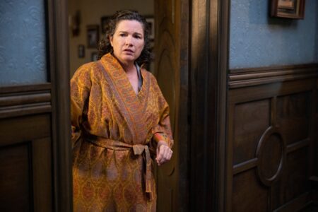 Heather Langenkamp como Dr. Georgina Stanton em O Clube da Meia-Noite (Divulgação/Netflix)