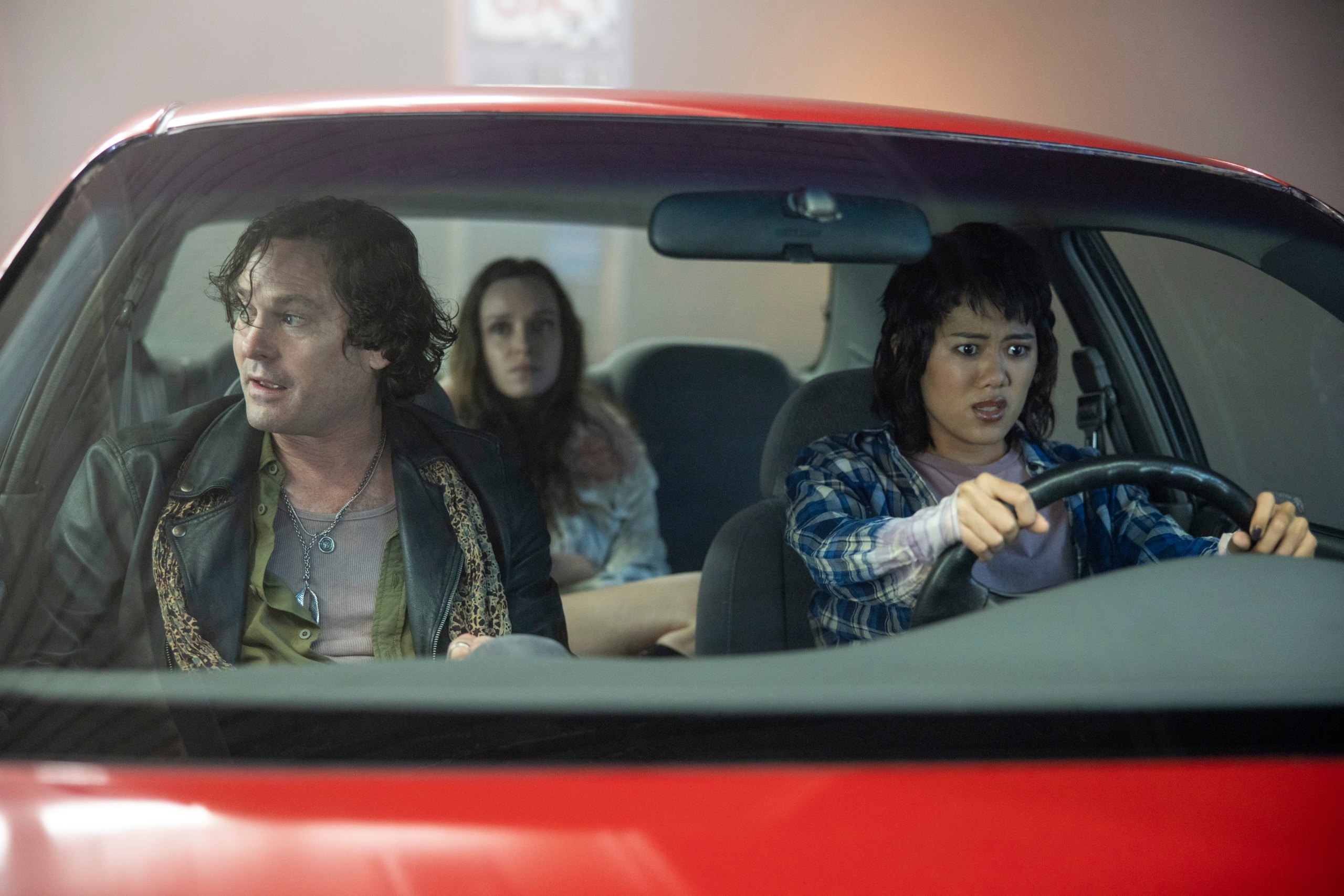 Ator de E.T. - O Extraterrestre realmente acredita em alienígenas 1 Henry Thomas como Freedom Jack, Alex Essoe como Poppy Corn e Aya Furukawa como Natsuki em O Clube da Meia-Noite (Divulgação/Netflix)