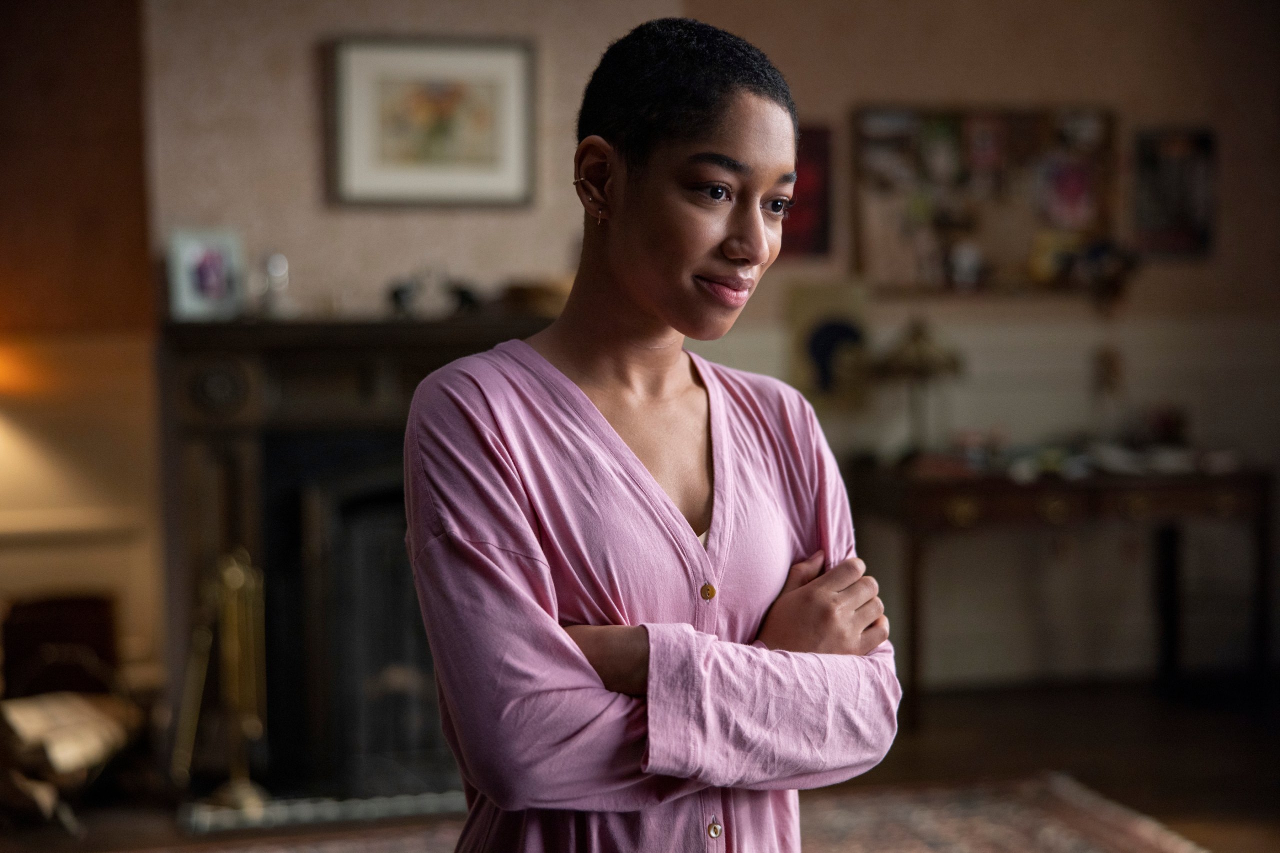 CRÍTICA | O Clube da Meia-Noite tem conflito de identidade e mostra Mike Flanagan em versão diet 1 Iman Benson como Ilonka em O Clube da Meia-Noite (Divulgação/Netflix)