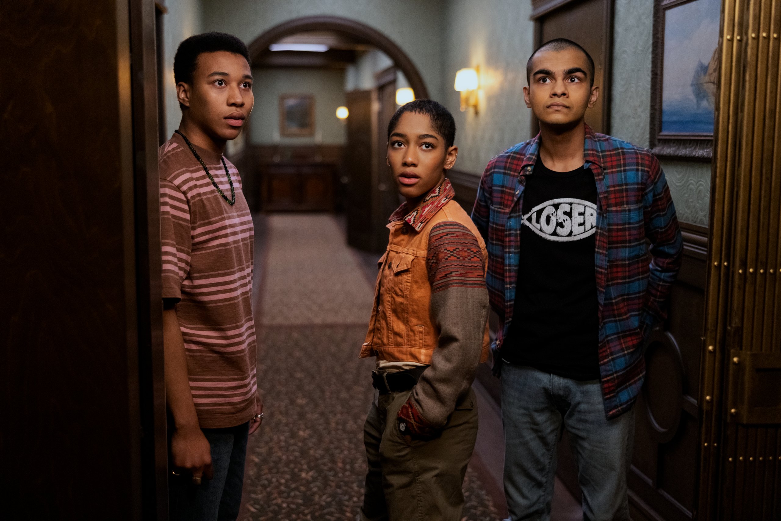 Mike Flanagan revela por que decidiu deixar a Netflix 2 William Chris Sumpter como Spencer, Iman Benson como Ilonka e Sauriyan Sapkota como Amesh em O Clube da Meia-Noite (Divulgação/Netflix)