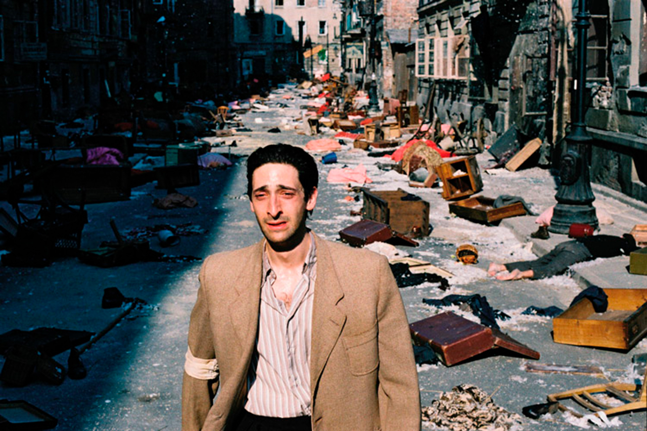Ator precisou tocar piano por horas para filme, mas teve cenas dubladas 5 Adrien Brody como Władysław Szpilman em O Pianista