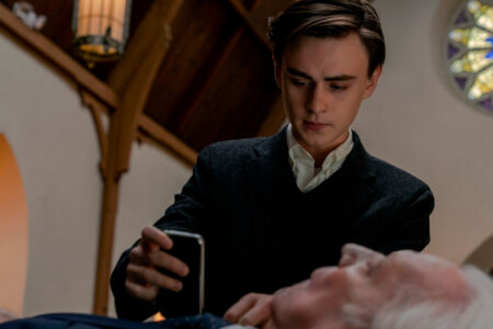 Jaeden Martell como Craig e Donald Sutherland como Mr. Harrigan em O Telefone do Sr. Harrigan