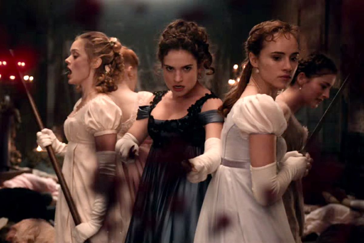 Terrormédia flopada de Lily James se torna cult ao chegar no streaming 3 Lily James como Elizabeth Bennet acompanhada de suas irmãs em Orgulho, Preconceito e Zumbis (Reprodução)