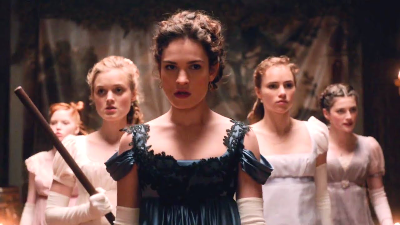 Terrormédia flopada de Lily James se torna cult ao chegar no streaming 1 Lily James como Elizabeth Bennet acompanhada de suas irmãs em Orgulho, Preconceito e Zumbis (Reprodução)