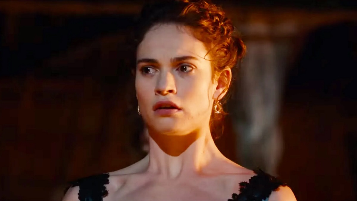 Terrormédia flopada de Lily James se torna cult ao chegar no streaming 2 Lily James como Elizabeth Bennet em Orgulho, Preconceito e Zumbis (Reprodução)