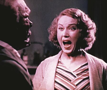Conheça o filme clássico que inspirou o terror A Casa de Cera Gelnda Farrell como Florence em Os Crimes do Museu (Reprodução)