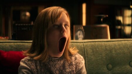 Lulu Wilson como Doris em Ouija 2: Origem do Mal (Reprodução)