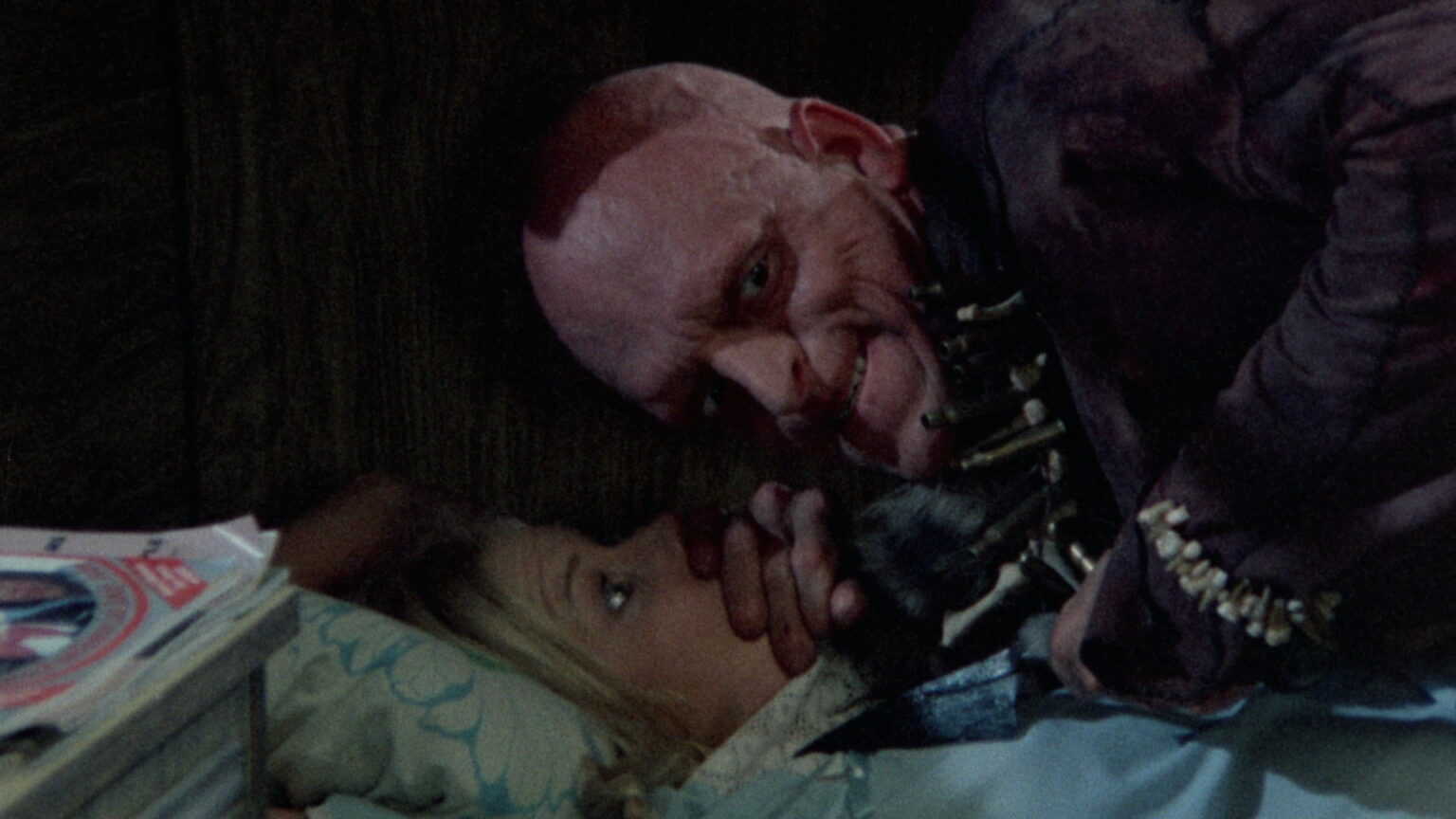 Quadrilha de Sádicos | Wes Craven desistiu de cena por ser horrível demais até para ele Michael Berryman como Pluto e Susan Lanier como Brenda em Quadrilha de Sádicos (Reprodução)