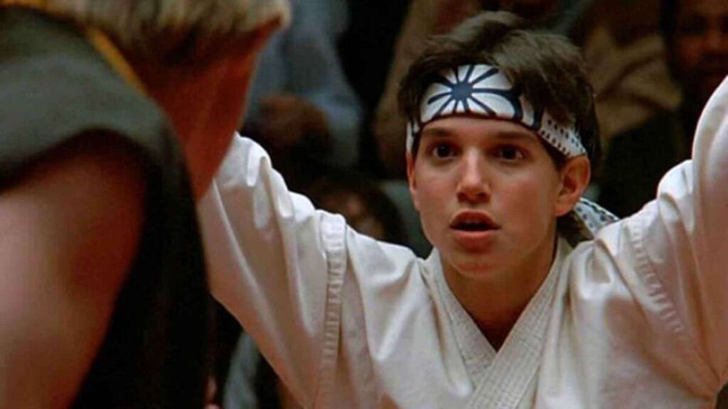 Karatê Kid é acusado de falta de diversidade, e ator rebate Ralph Macchio como Daniel LaRusso em Karatê Kid (Reprodução)